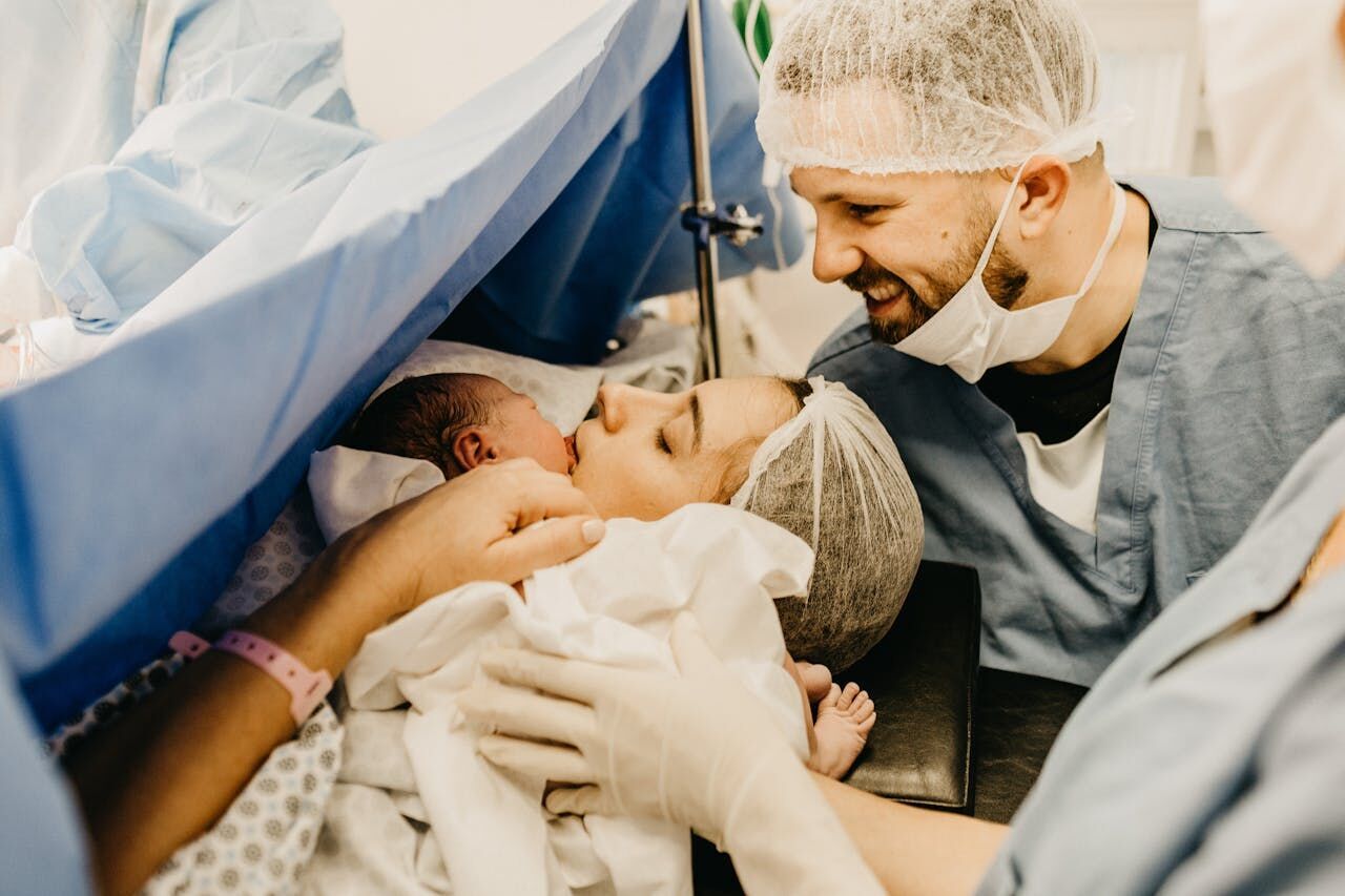 Study finds familiar faces make childbirth less traumatic for moms